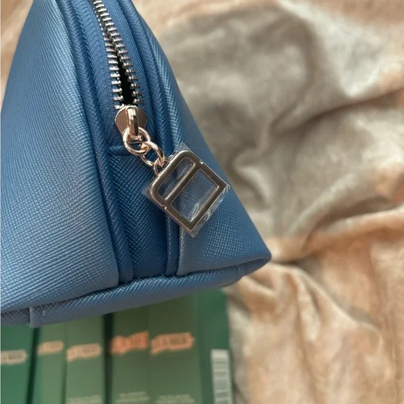 La Mer Skincare Collection with Blue Bag - Picture 6 of 6